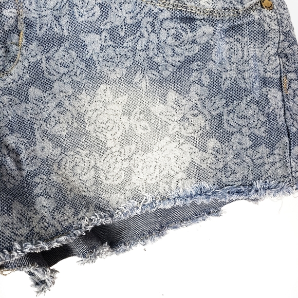 ARDEN B White Lace Print Low Rise Cutoff Denim Shorts Size: 8 - Picture 4 of 6